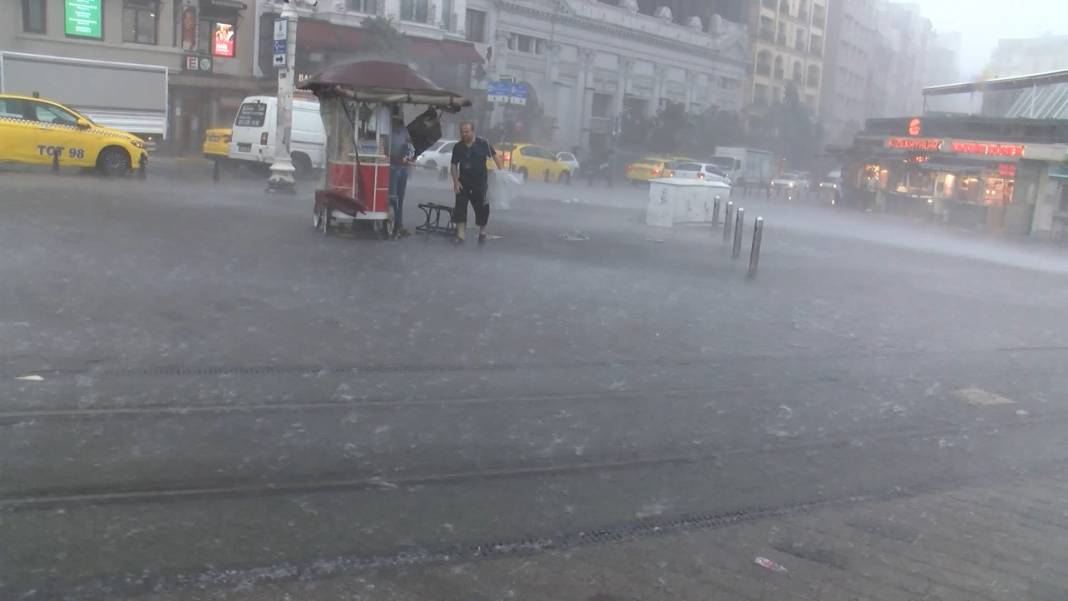 İstanbul'u sağanak vurdu. Mısır Çarşısı girişi sular altında, tramvay seferleri durdu 6